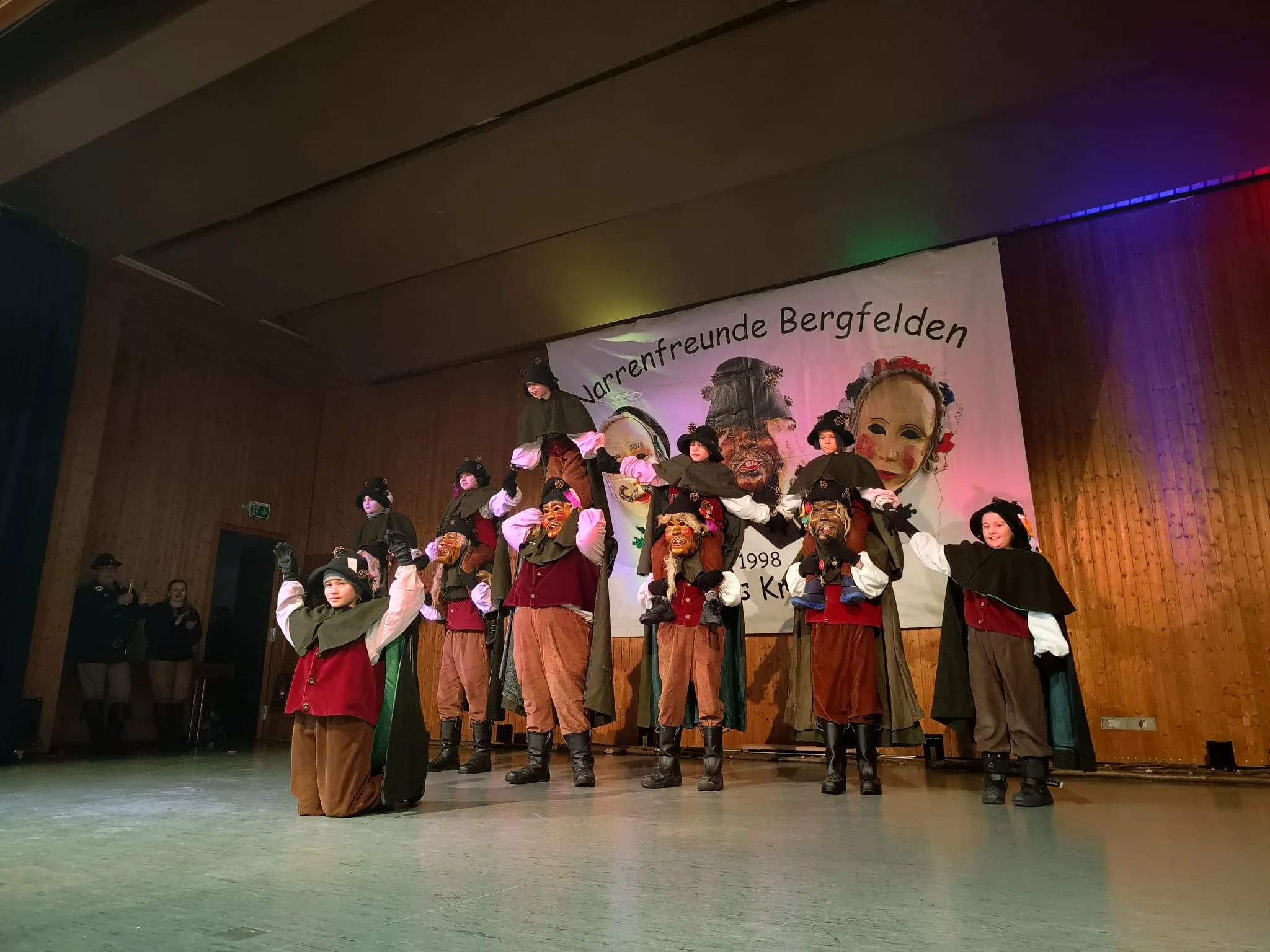 Kinder beim Jäkletanz der Narrenfreunde Bergfelden